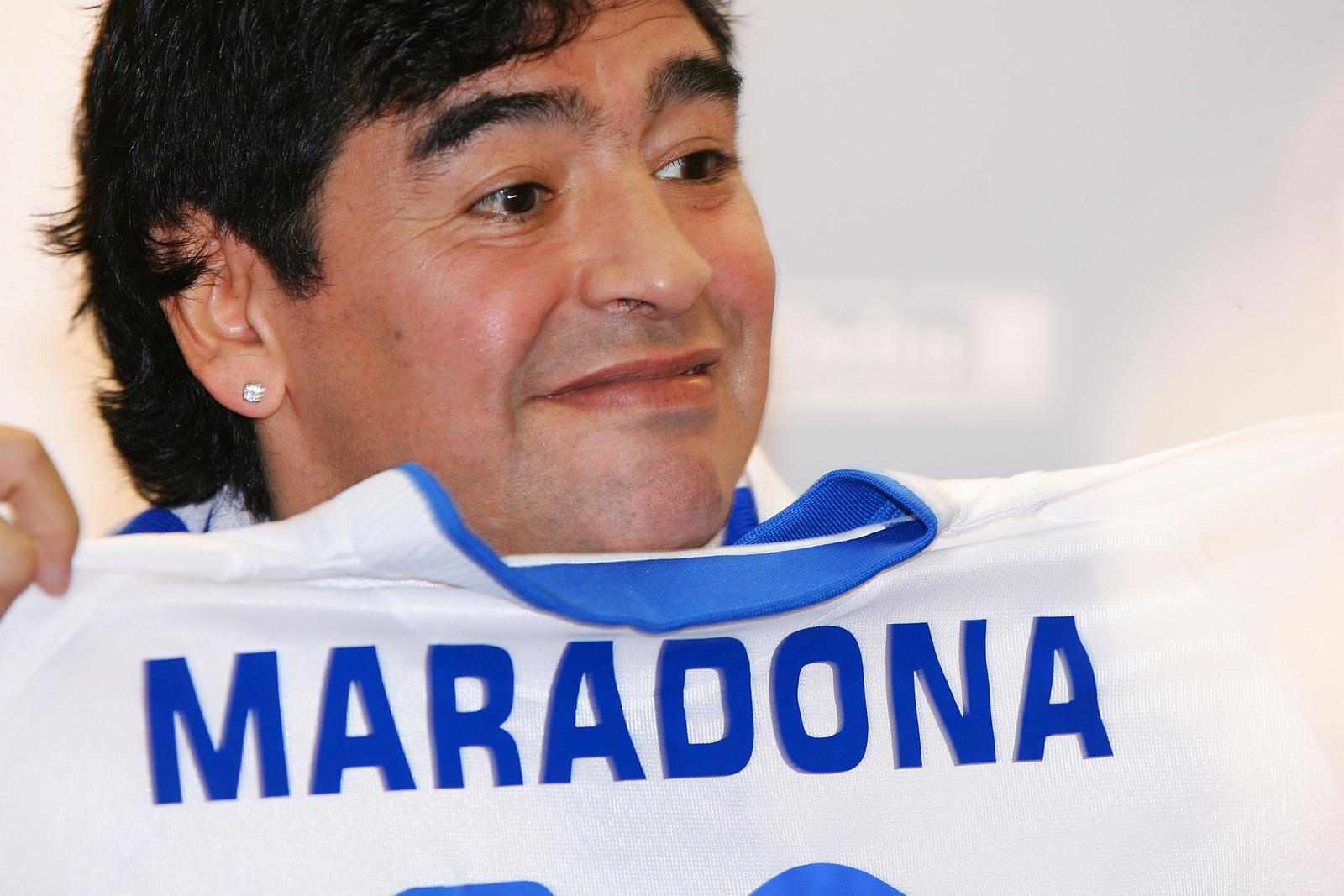 15.06.2005., Novi Vinodolski - Diego Armando Maradona bio je jedna od glavnih zvijezda teniskog spektakla Croatian Classic. Navijacka skupina Armada Maradoni je poklonila dres i sal NK Rijeke.
Photo: Zeljko Lukunic/PIXSELL