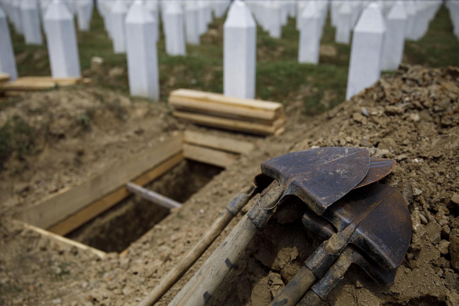 09.07.2021., Potocari, Bosna i Hercegovina - U Memorijalnom centru Srebrenica - Potocari zavrseno je iskopavanje mezara u koje ce biti spusteni posmrtni ostaci devetnaest zrtava genocida u Srebrenici, koje ce biti ukopane na kolektivnoj dzenazi 11. jula ove godine.
Photo: Armin Durgut/PIXSELL