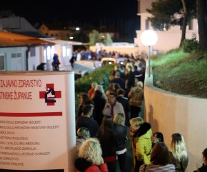 15.11.2021.,Split - Stvaraju se guzve za testiranje na koronavirus ispred Nastavnog zavoda za javno zdravstvo Splitsko-dalmatinske zupanije
