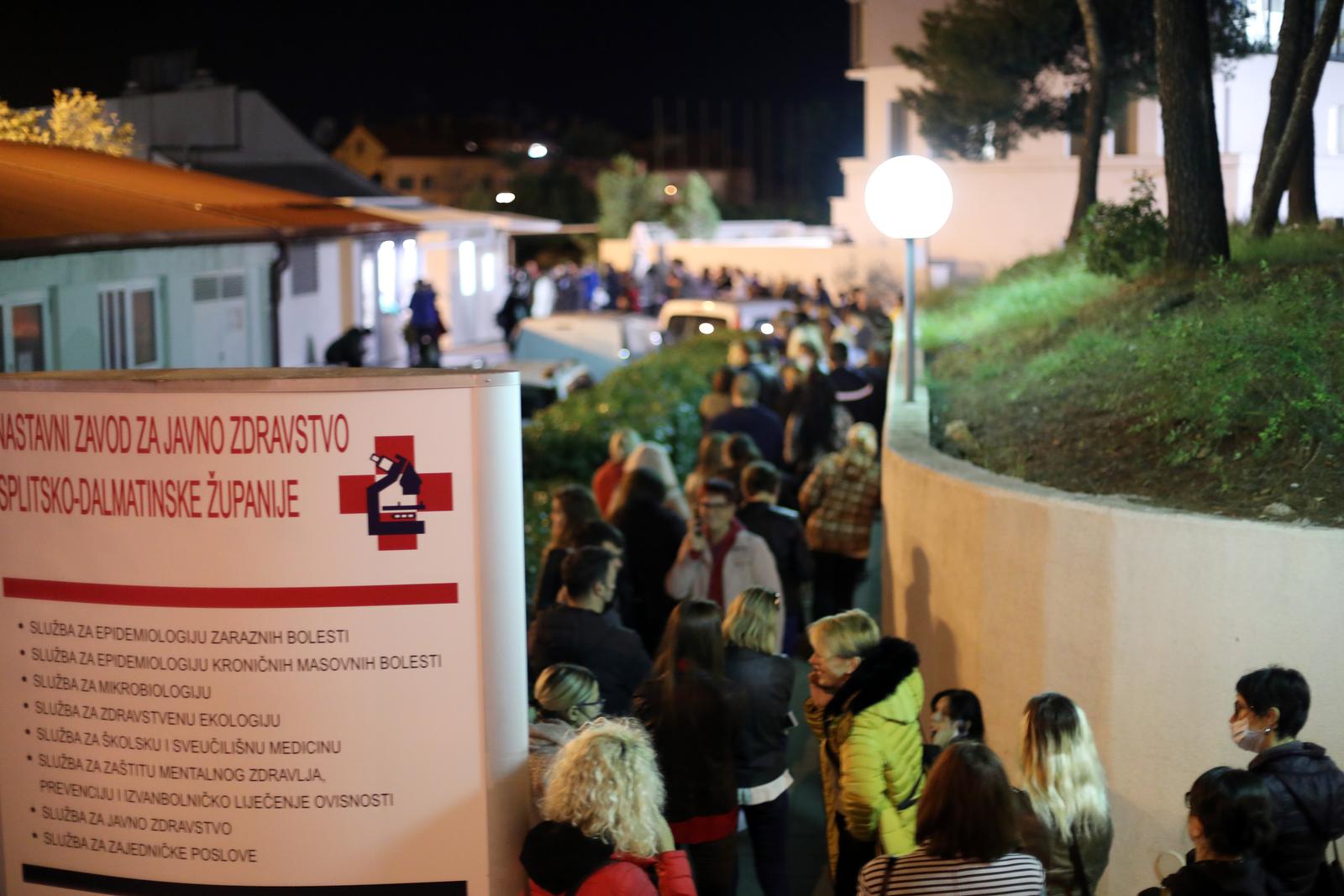 15.11.2021.,Split - Stvaraju se guzve za testiranje na koronavirus ispred Nastavnog zavoda za javno zdravstvo Splitsko-dalmatinske zupanije