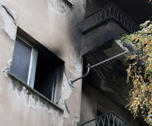 17.11.2021., Zagreb - Nocas oko 1.50 izbio je pozar na drugom katu stambene zgrade u Marticevoj ulici. Zbog udisaja dima dvije osobe prevezene su u KBC Merkur zbog pruzanja lijecnicke pomoci.
Pozar je lokaliziran oko 2.20