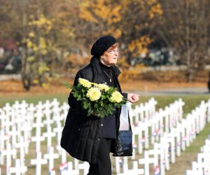 17.11.2021., Vukovar - Brojni gradjani posjecuju Memorijalno groblje u Vukovaru dan prije Kolone sjecanja kako bi izbjegli guzvu i u tisine se pomolili i odali pocast svim zrtvama.