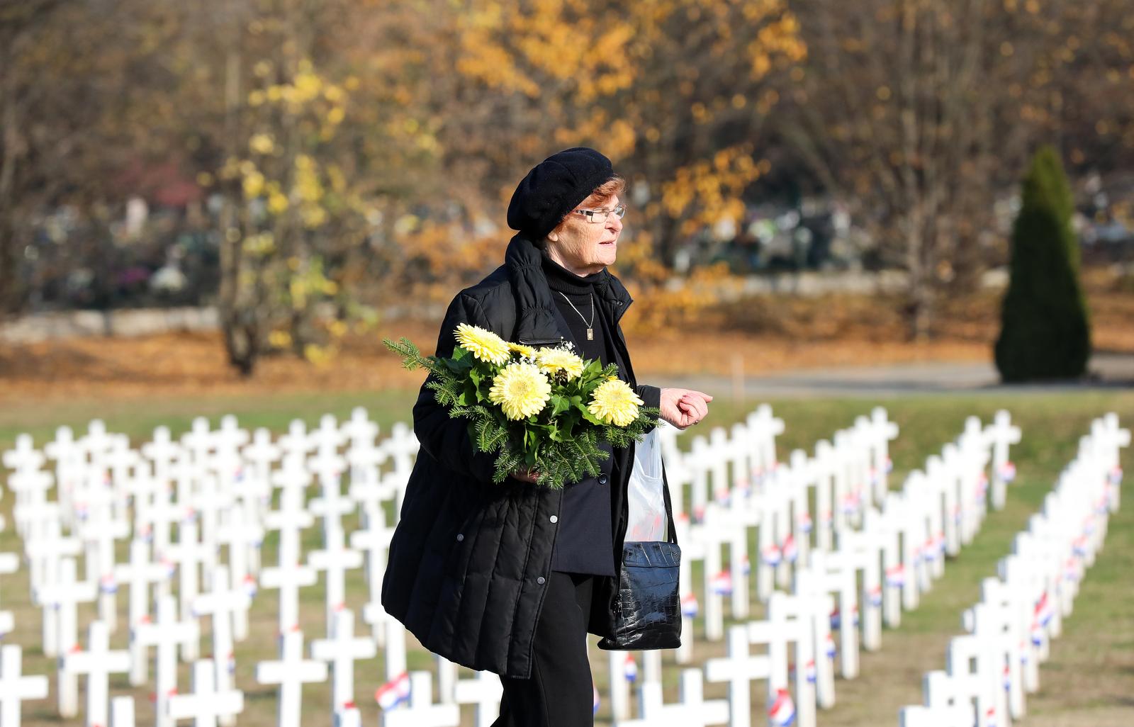 17.11.2021., Vukovar - Brojni gradjani posjecuju Memorijalno groblje u Vukovaru dan prije Kolone sjecanja kako bi izbjegli guzvu i u tisine se pomolili i odali pocast svim zrtvama.