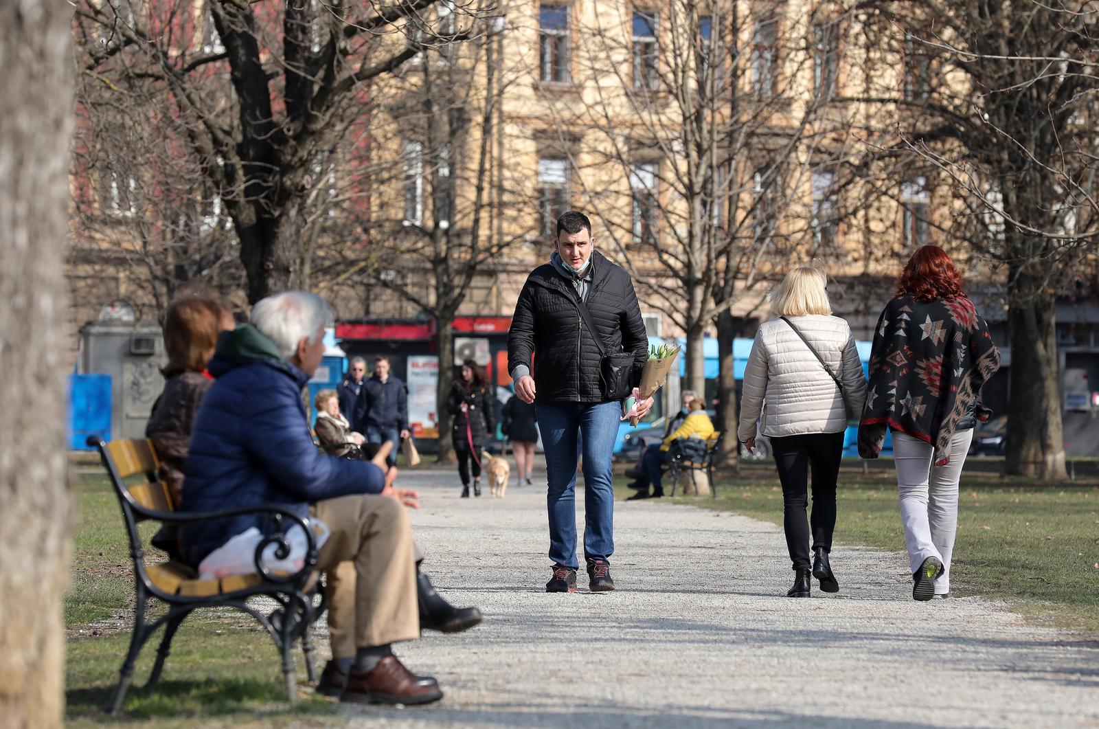 20.02.2021., Zagreb - Mnogi gradjani odlucili su iskoristiti toplu i suncanu subotu prijepodne za setnju i ispijanje kave za van u parku na Trgu Franje Tudjmana. 
Photo: Emica Elvedji/PIXSELL