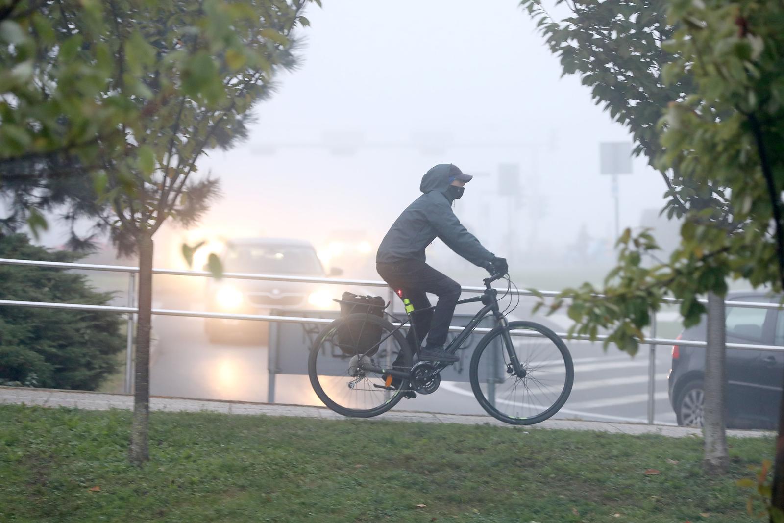 20.10.2021., Zagreb - Iako je u gradu od jutra gusta magla ona ne utjece pretjerano na promet.