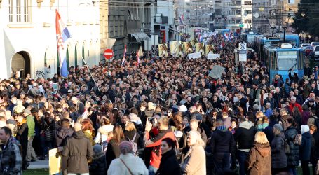 Nekoliko tisuća građana iz cijele Hrvatske prosvjeduju u centru Zagreba, traže ukidanje covid potvrda