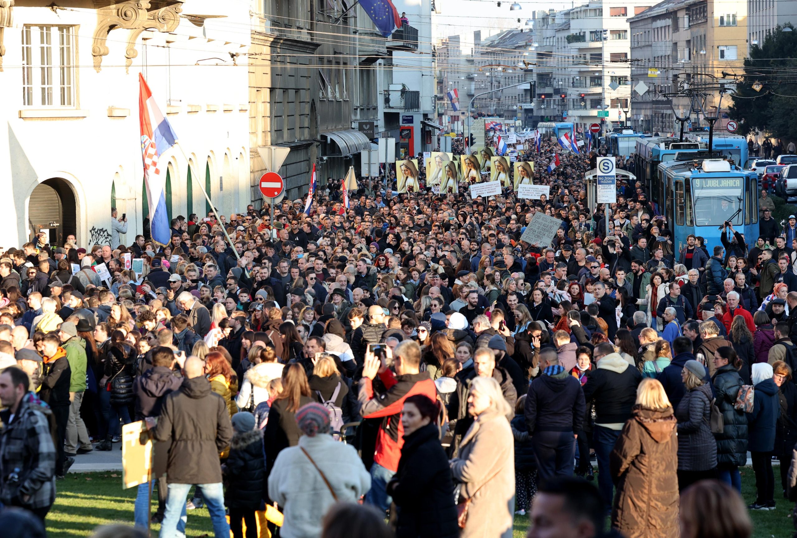 20.11.2021., Zagreb - Gradjanska udruga "Inicijativa prava i slobode" organizirala je prosvjed protiv COVID potvrda pod nazivom "ZAjedno za Slobodu" koji je krenuo s lokacije Trga zrtava fasizma te je odrediste kolone na Trgu bana Josipa Jelacica.