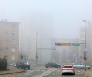 21.11.2021., Karlovac - Karlovac se jutros probudio obavijen gustom maglom i tempretaurom u minusu.
 Photo: Kristina Stedul Fabac/PIXSELL