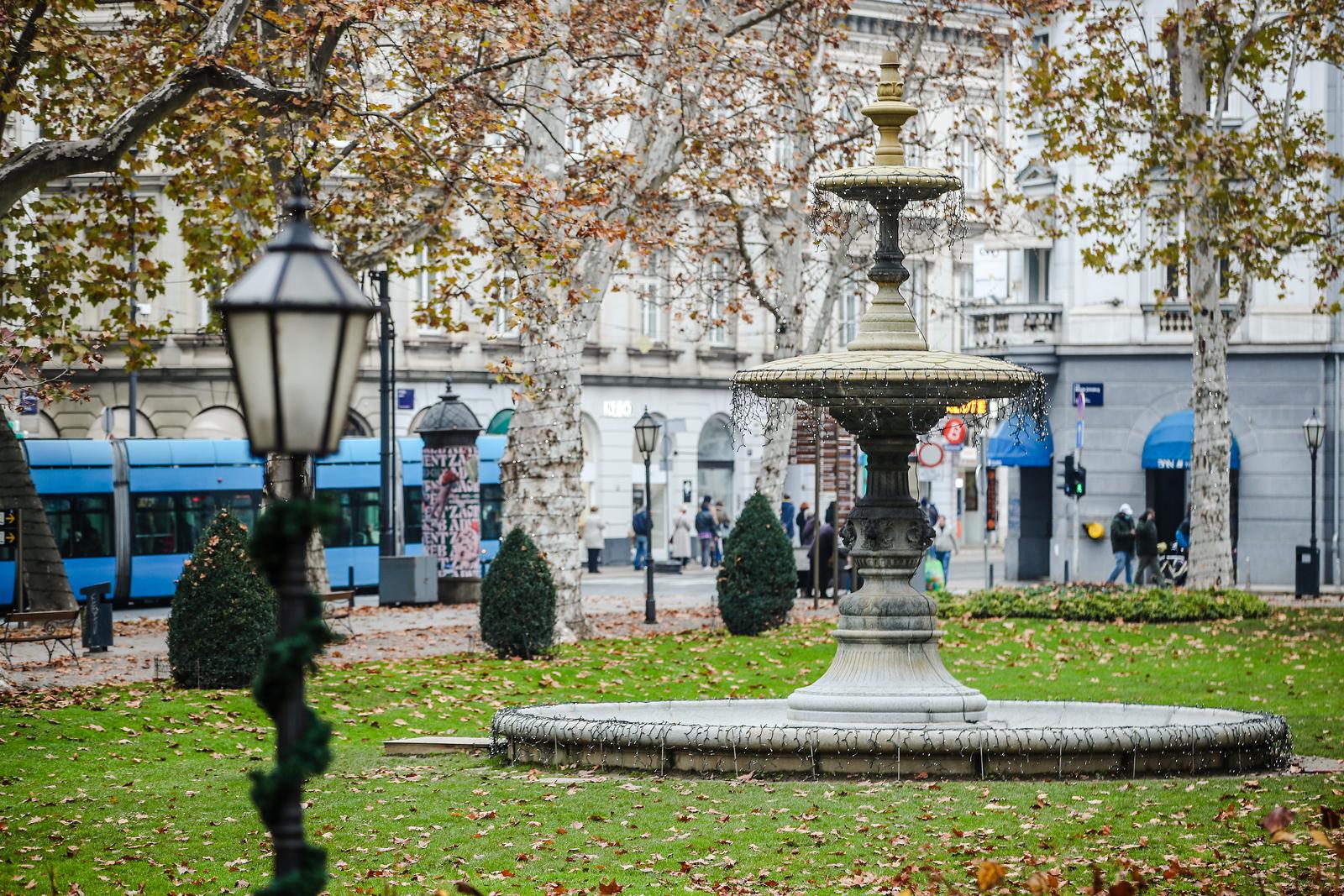 22.11.2021., Zagreb - Zrinjevac. Advent je pred vratima. Upaljene lampice nagovjescuju blagdansko raspolozenje te jedan od napopularnijih parkova u gradu poprima novo ruho.