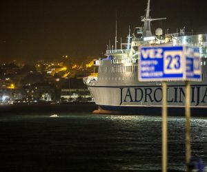 26.11.2021., Split - Kamion upao u more u splitskoj trajektnoj luci i potonuo Policija na mjestu dogadjaja tijekom ocevida.