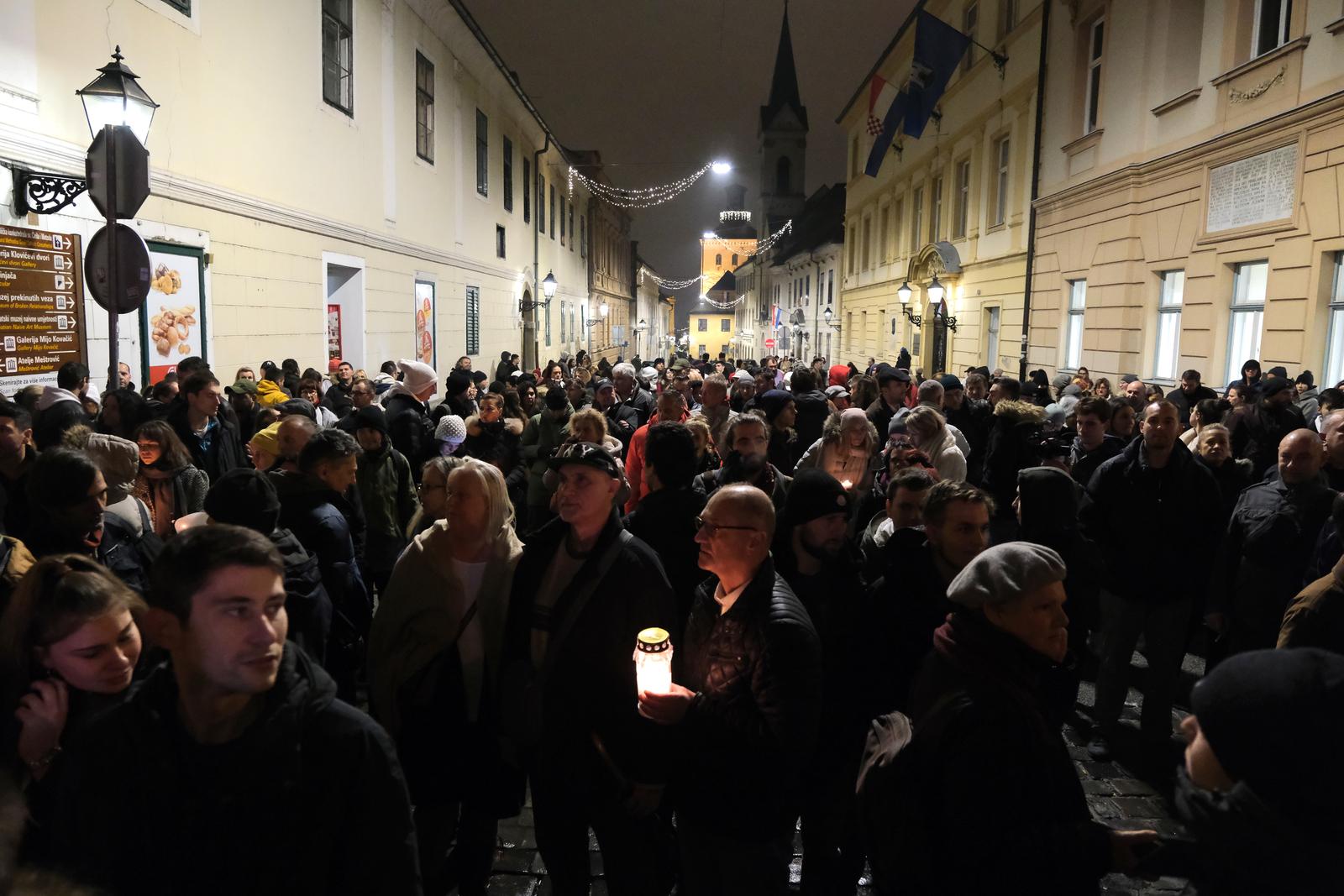 27.11.2021., Zagreb - Novi Bijeli tihi mars, prosvjed protiv COVID potvrda. Prosvjednici su se uputili prema Markovu trgu, ali u Radićevoj ulici blokirala ih je policija. Na kraju su se ipak uspijeli probiti do Markovog trga.