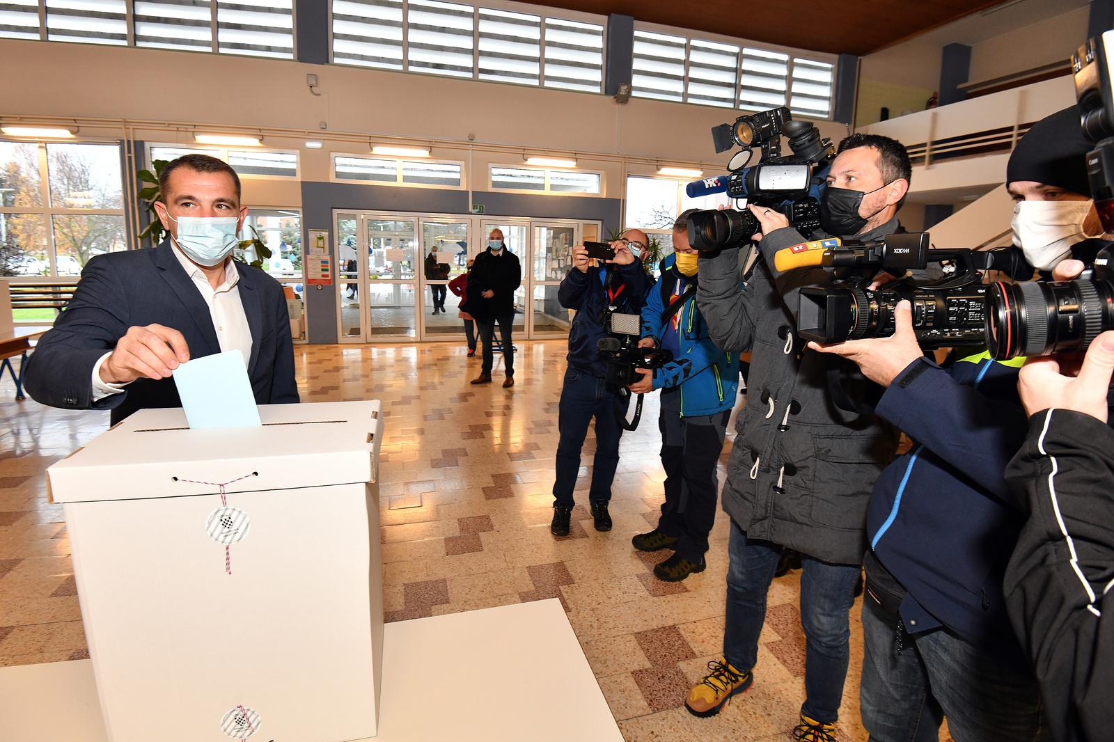 28.11.2021., Cakovec - Matija Posavec glasao je na prijevremenim izborima za medjimurskog zupana.
Photo: Vjeran Zganec Rogulja/PIXSELL