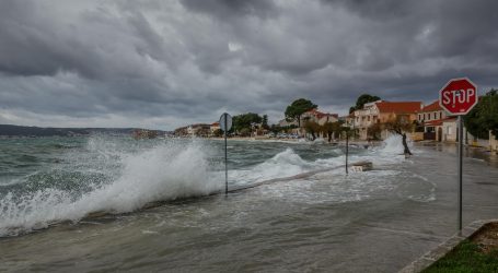 Padaju temperature, stiže snijeg: U Dalmaciji kaos, izlilo se more, srušen dio krova staračkog doma…