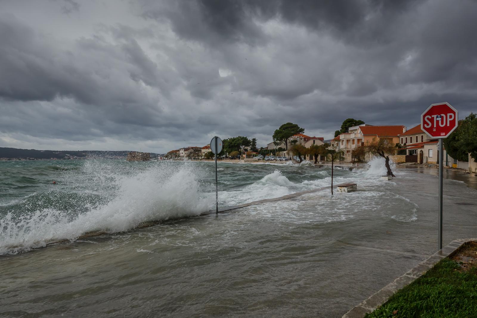 28.11.2021., Kastel Stafilici - Tijekom noci, Dalmaciju je zahvatilo olujno jugo i lebicada te su vecine dalmatinskih riva potopljene.
Photo: Zvonimir Barisin/PIXSELL