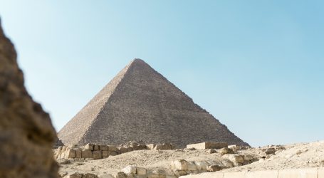 Pogledajte doskoke padobranaca u pijesak pored piramida u Gizi