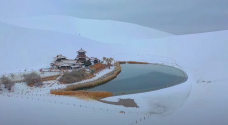 Zabačenu kinesku pustinjsku oazu prekrio snijeg