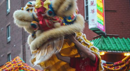 Tradicija u Kini: Zadivljujući lavlji ples na stupovima iznad vode