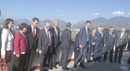 Mesićeva poruka iz Tirane: “Uključivanje svih država regije u EU uvjet je očuvanja mira na Balkanu”