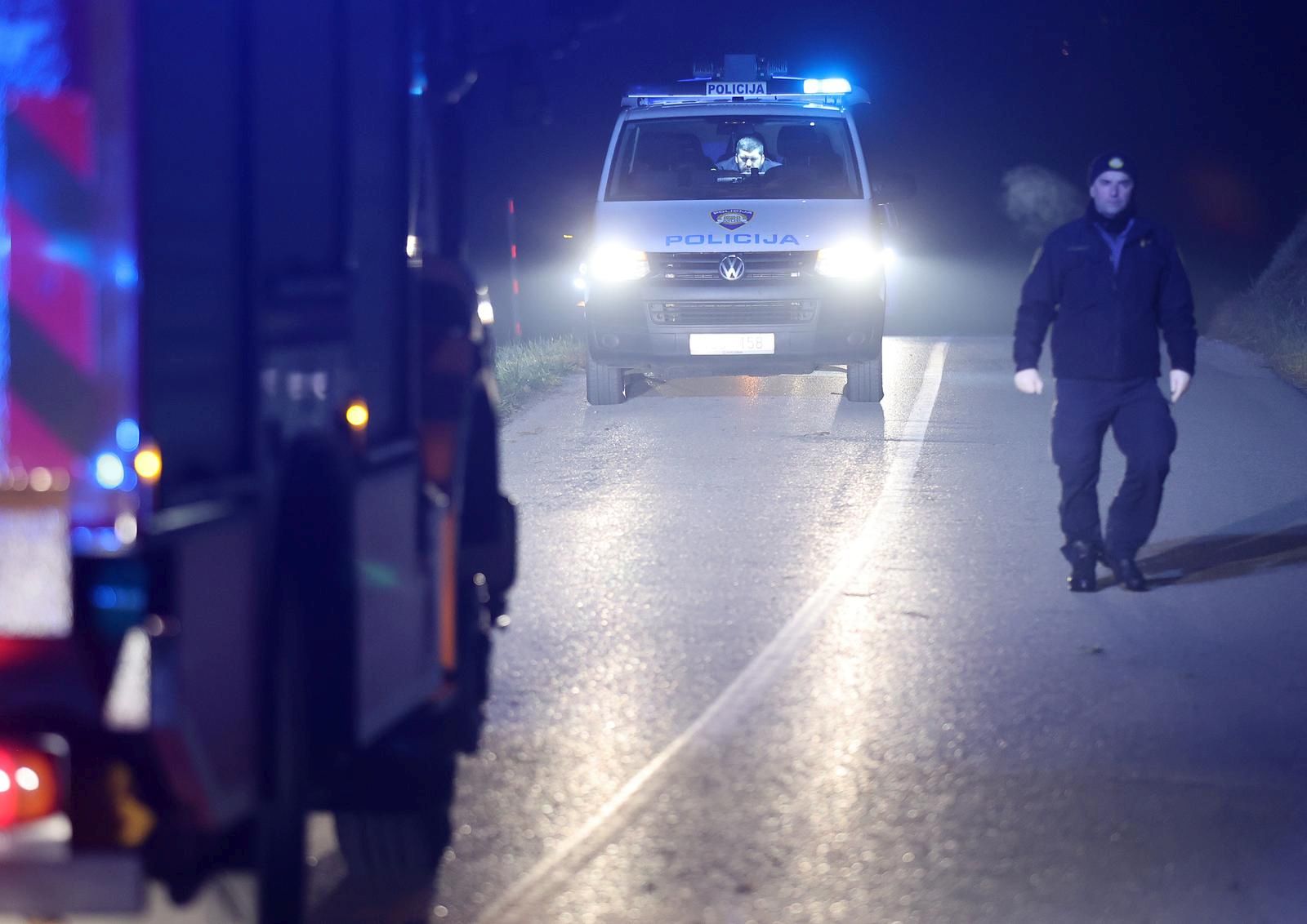 20.11.2021., Gornja Drenova - Prometna nesreca sa smrtnim slucajem. Policija obavlja ocevid na mjestu gdje je vozilo sletilo u kanal.