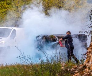 19.10.2021., Pazin - U blizini naselja Berm u smjeru Pazina doslo je do prevratanja vozila koje se zapalilo no brzom reakcijom vozaca vatra je odmah ugasena.