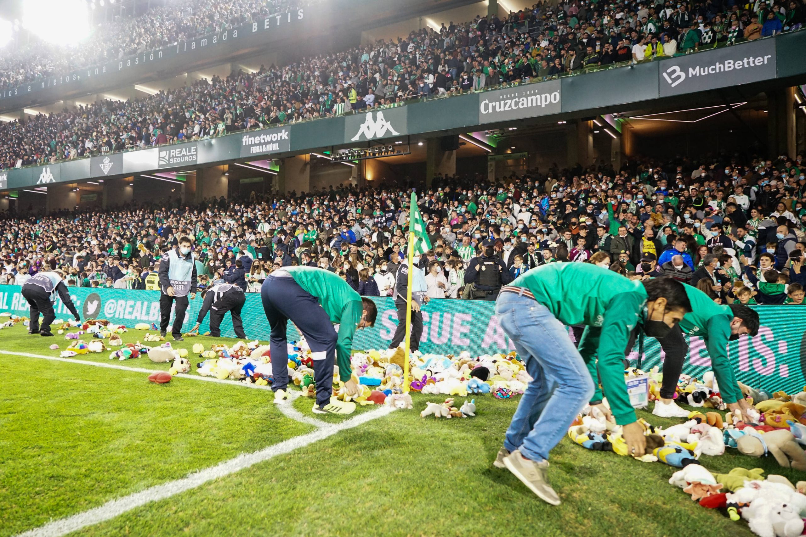December 12, 2021, Seville, Spain: Real Betis volunteers seen collecting stuffed animals from the Benito Villamarin Stadium..Real Betis organized a rain of stuffed animals during the half time of the La Liga Santander match between Real Betis and Real Sociedad. Seville Spain - ZUMAs197 20211212_zaa_s197_311 Copyright: xFrancisxGonzalezx