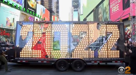 Na Times Square stigla svjetleća instalacija s novogodišnjim brojevima, ‘putovala’ je 11 dana