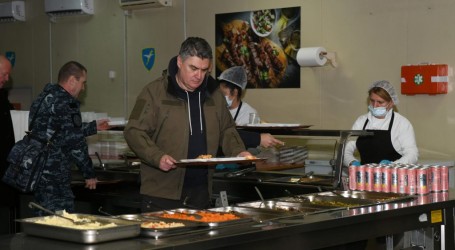 Predsjednik Milanović s vojnicima na Kosovu jeo bakalar