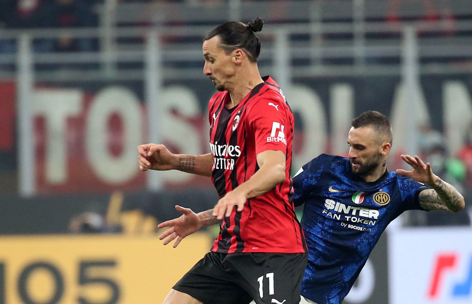 epa09570607 AC Milan’s Zlatan Ibrahimovic (L) challenges for the ball Inter Milan’s Marcelo Brozovic during the Italian Serie A soccer match between AC Milan and FC Inter at Giuseppe Meazza stadium in Milan, Italy, 07 November 2021.  EPA/MATTEO BAZZI