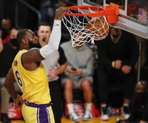 epaselect epa09560758 Los Angeles Lakers forward LeBron James scores against the Houston Rockets during the fourth quarter of the NBA basketball game between the Los Angeles Lakers and the Houston Rockets at the Staples Center in Los Angeles, California, USA, 02 November 2021.  EPA/CAROLINE BREHMAN  SHUTTERSTOCK OUT
