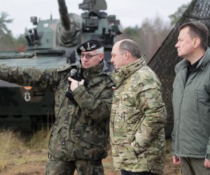 epa09589494 Polish Defense Minister Mariusz Blaszczak (R) and Britain's Defence Secretary Ben Wallace (C) and Col. Piotr Fajkowski (L) of the 16th Pomeranian Mechanized Division during their visit in the Land Forces Training ground in Orzysz, northern Poland, 18 November 2021.  EPA/Tomasz Waszczuk POLAND OUT