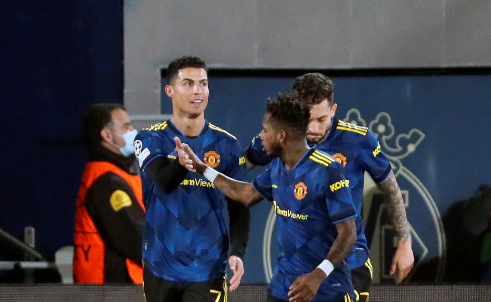 epa09599466 Manchester United's Cristiano Ronaldo (L) celebrates with his teammates after scoring the 0-1 goal during the UEFA Champions League group F between Villarreal CF and Manchester United at La Ceramica stadium in Vila-real, eastern Spain, 23 November 2021.  EPA/Biel Alino