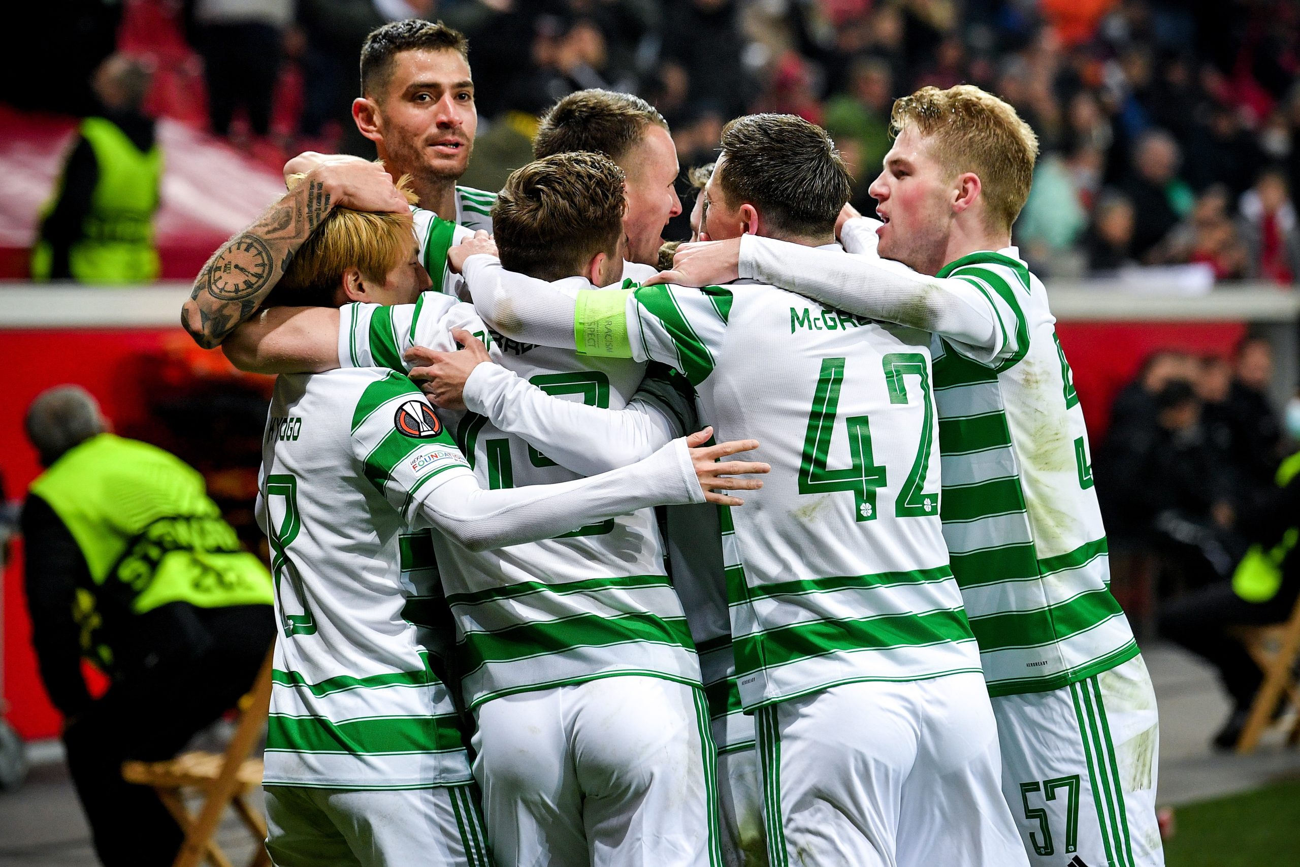 epa09603240 Celtic players celebrate their 2-1 lead during the UEFA Europa League group G stage match between Bayer 04 Leverkusen and Celtic FC in Leverkusen, Germany, 25 November 2021.  EPA/SASCHA STEINBACH