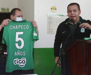 epa09610150 The mayor of the municipality of La Union, Edgar Alexander Osorio (L), receives a commemorative Atletico Nacional shirt from the human talent manager, Alfonso Leon Ossa, during a tribute to the victims of the accident of the Brazilian soccer team Chapecoense, in the village of Pantalio de La Union, Colombia, 28 November 2021. Five years ago Brazil woke to a sports tragedy, the Chapecoense plane crashed near Medellin. Five years without justice and with a 'feeling of impunity' that still saddens, as former player Helio Neto, one of the six survivors, told Efe.  EPA/Luis Eduardo Noriega A.