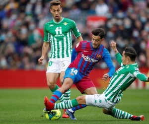 epa09621262 FC Barcelona's Philippe Coutinho (C) in action against Betis' Sergio Canales (L) and Andres Guardado (R) during their Spanish LaLiga soccer match between FC Barcelona and Real Betis Balompie at Camp Nou stadium in Barcelona, Catalonia, Spain, 04 December 2021.  EPA/Alejandro Garcia