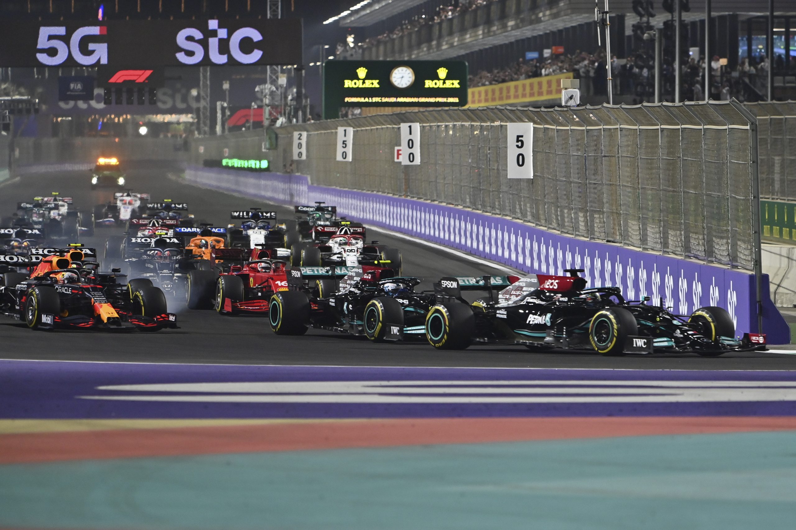epa09624338 British Formula One driver Lewis Hamilton of Mercedes-AMG Petronas leads the pack of cars during the start of the inaugural 2021 Formula One Grand Prix of Saudi Arabia at the Jeddah Corniche Circuit in Jeddah, Saudi Arabia, 05 December 2021.  EPA/STR