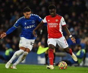 epa09626239 Ben Godfrey of Everton (L) in action against Bukayo Saka of Arsenal (R) during the English Premier League soccer match between Everton FC and Arsenal FC in Liverpool, Britain, 06 December 2021.  EPA/PETER POWELL EDITORIAL USE ONLY. No use with unauthorized audio, video, data, fixture lists, club/league logos or 'live' services. Online in-match use limited to 120 images, no video emulation. No use in betting, games or single club/league/player publications