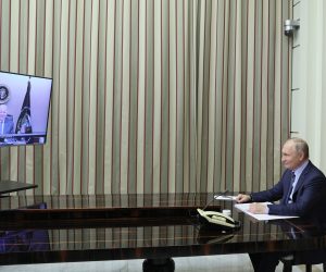 epa09627523 Russian President Vladimir Putin holds talks with US President Joe Biden via videoconference at the Bocharov Ruchei residence in Sochi, Russia, 07 December 2021.  EPA/MIKHAEL METZEL / SPUTNIK / KREMLIN POOL MANDATORY CREDIT