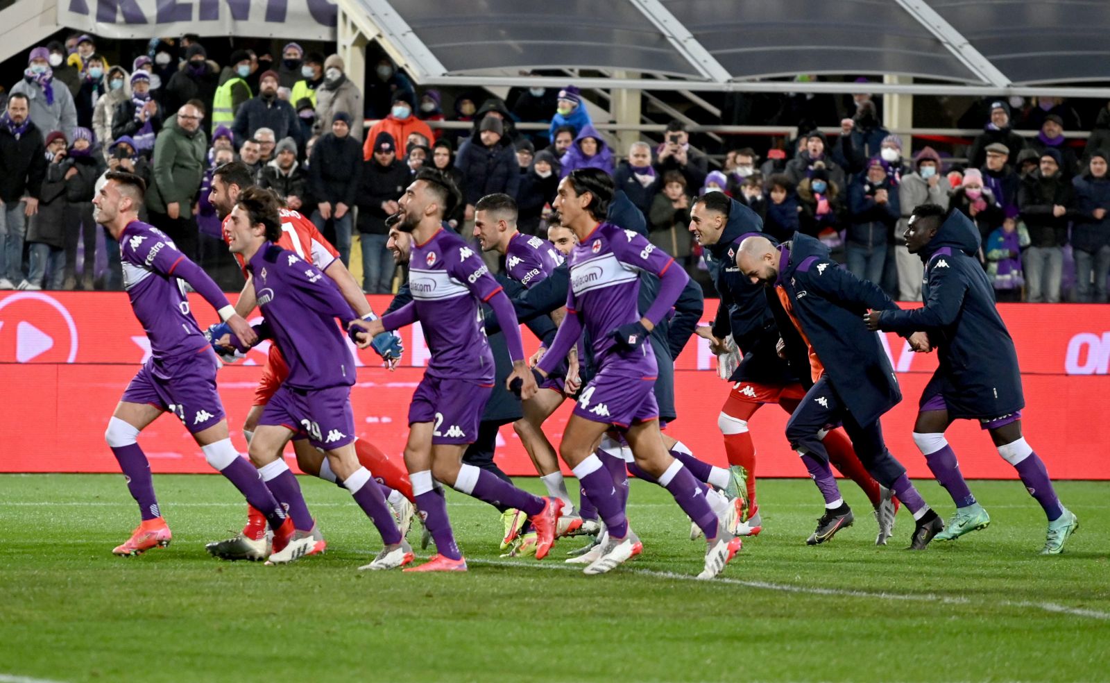 epa09636783 Fiorentina's players celebrate after winning the Italian Serie A soccer match between ACF Fiorentina vs US Salernitana at Artemio Franchi Stadium in Florence, Italy, 11 December 2021.  EPA/CLAUDIO GIOVANNINI