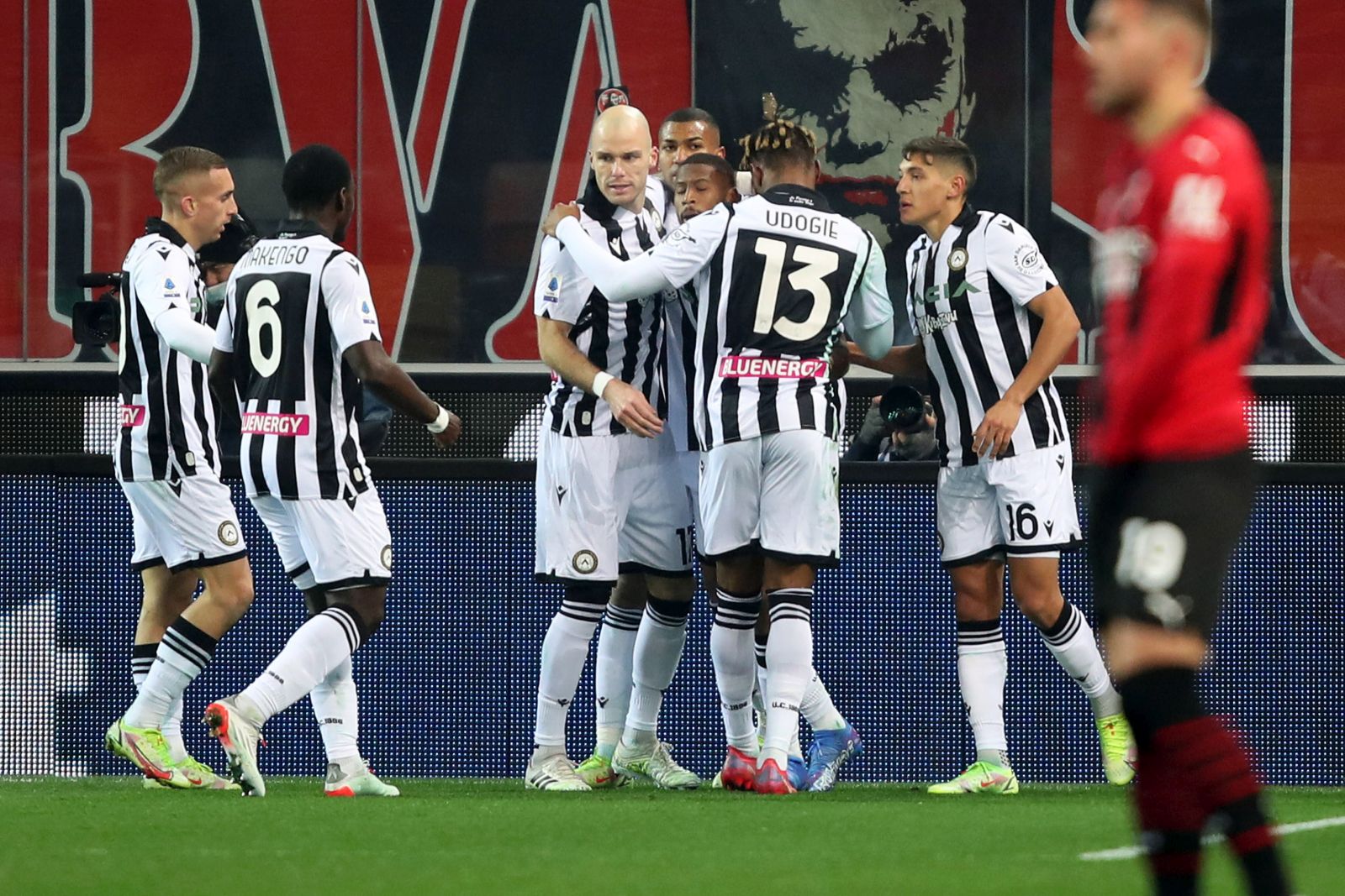 epa09637383 Udinese's Norberto Beto (C) celebrated by his teammates after scoring a goal during the Italian Serie A soccer match Udinese Calcio vs AC Milan at the Friuli - Dacia Arena stadium in Udine, Italy, 11 December 2021.  EPA/GABRIELE MENIS