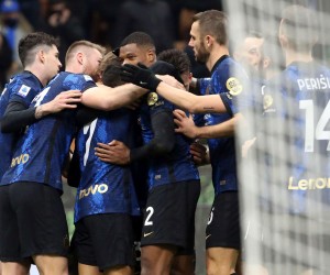 epa09639376 Inter players celebrate their 2-0 lead during the Italian Serie A soccer match between Inter Milan and Cagliari Calcio in Milan, Italy, 12 December 2021.  EPA/MATTEO BAZZI