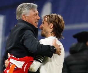 epa09639443 Real Madrid's head coach Carlo Ancelotti (L) celebrates with Luka Modric (R) after winning the Spanish LaLiga derby soccer match between Real Madrid and Atletico Madrid in Madrid, central Spain, 12 December 2021.  EPA/Ballesteros