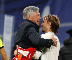 epa09639443 Real Madrid's head coach Carlo Ancelotti (L) celebrates with Luka Modric (R) after winning the Spanish LaLiga derby soccer match between Real Madrid and Atletico Madrid in Madrid, central Spain, 12 December 2021.  EPA/Ballesteros