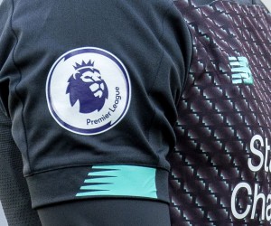 epa09641370 (FILE) - The Premier League logo can be seen on the sleeves of Liverpool's Alex Oxlade-Chamberlain during the English Premier League soccer match between Burnley FC and Liverpool FC in Burnley, Britain, 31 August 2019 (re-issued on 14 December 2021). The English Premier League on 14 December 2021 reported that 42 players and staff members have been tested positive for the coronavirus COVID-19 disease over a seven-day period.  EPA/PETER POWELL *** Local Caption *** 56115052