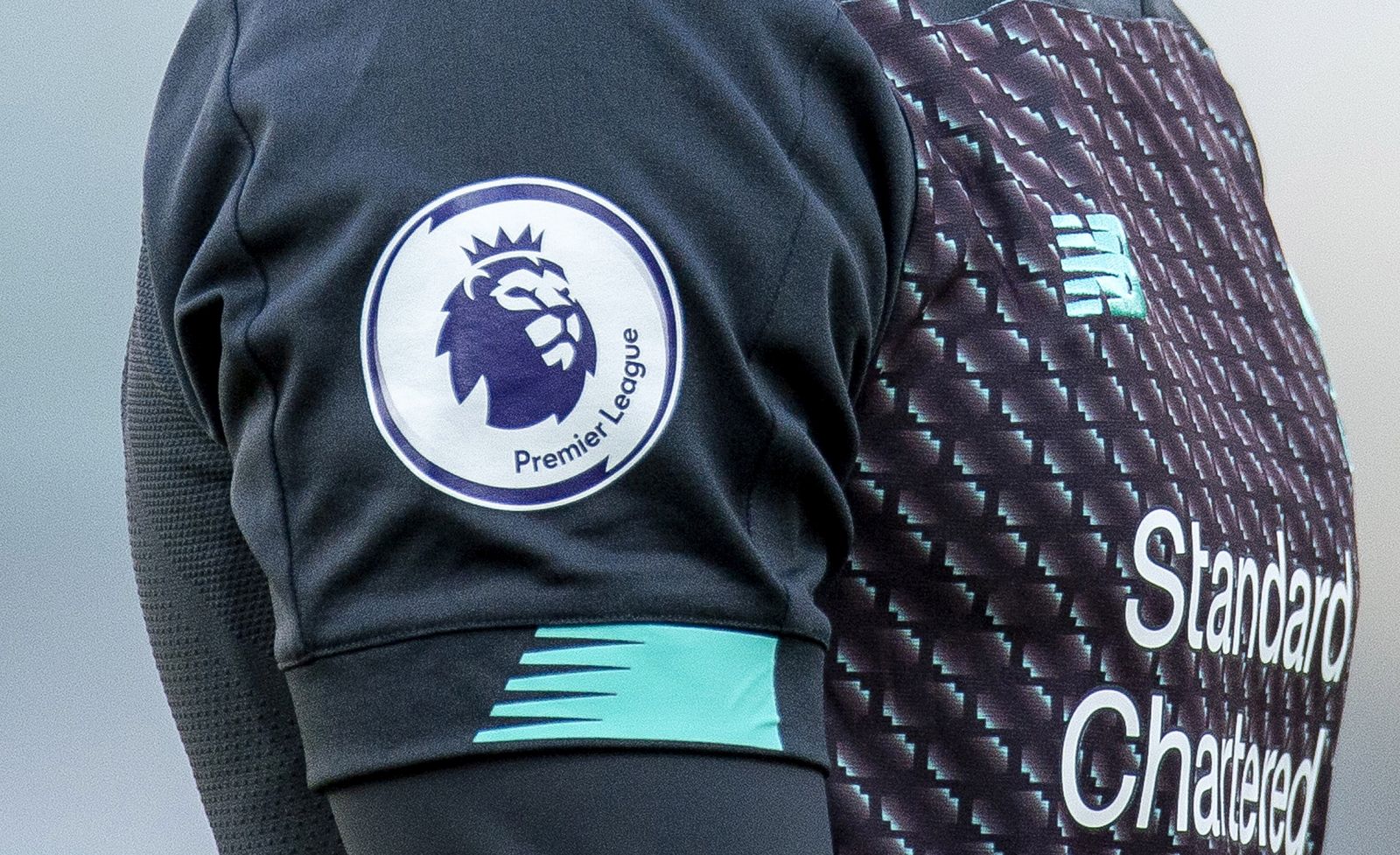 epa09641370 (FILE) - The Premier League logo can be seen on the sleeves of Liverpool's Alex Oxlade-Chamberlain during the English Premier League soccer match between Burnley FC and Liverpool FC in Burnley, Britain, 31 August 2019 (re-issued on 14 December 2021). The English Premier League on 14 December 2021 reported that 42 players and staff members have been tested positive for the coronavirus COVID-19 disease over a seven-day period.  EPA/PETER POWELL *** Local Caption *** 56115052