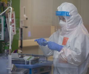 epa09642483 A health personnel wearing personal protective equipment (PPE) at work with a Covid-19 patient (not pictured) in a negative pressure isolation room at Hyemin Hospital in Seoul, South Korea, 15 December 2021. The Korea Disease Control and Prevention Agency (KDCA) said on 15 December that the number of SARS-CoV-2 coronavirus infection cases amounts to over 536,000, including 128 Omicron variant cases.  EPA/JEON HEON-KYUN