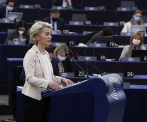 epa09642605 European Commission President Ursula von der Leyen delivers a speech on the preparation of the European Council and EU's response to the global resurgence of Covid-19, during a plenary session at the European Parliament in Strasbourg, France, 15 December 2021. A two-day European council summit will take place in Brussels on 16 and 17 December 2021.  EPA/JULIEN WARNAND / POOL / POOL