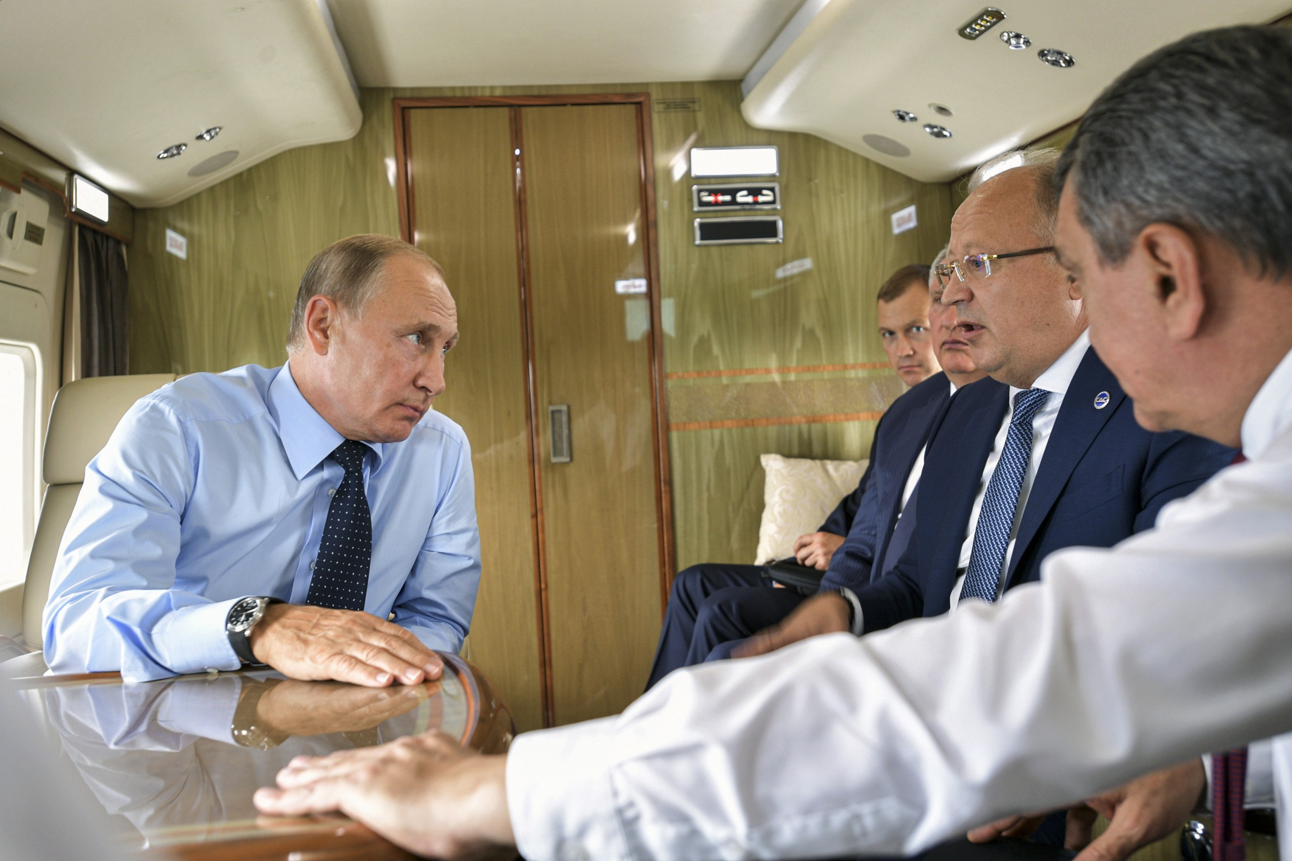 epa09643073 (FILE) - Russian President Vladimir Putin (L) and the owner of the Listvyazhnaya mine and chairman of the Siberian Business Union Mikhail Fedyayev (2R) speak on board a helicopter en route to the Chernigovets coal mine in the Kemerovo Region Russia, 27 August 2018 (issued on 15 December 2021). The Investigative Committee of the Russian Federation announced on 15 December 2021 the arrest of the chairman of the board of directors of SDS-Ugol Mikhail Fedyaev the owner of the Listvyazhnaya mine, where 51 people died as a result of an accident at the end of November. Mikhail Fedyaev has repeatedly been included in various lists of the richest businessmen in Russia - two years ago, in the ranking of 200 richest businessmen according to Forbes, he took 177th place. The publication then estimated his fortune as of 2019 at 550 million US dollars.  EPA/ALEXEI DRUZHININ / SPUTNIK / KREMLIN POOL