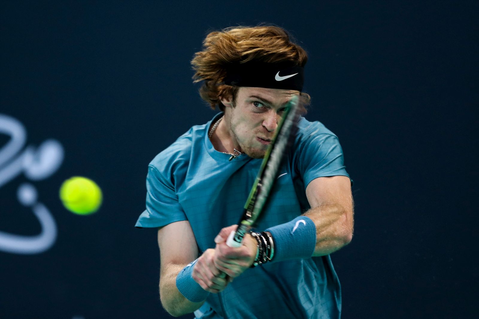 epa09646813 Andrey Rublev of Russia in action during the semifinal match against Denis Shapovalov of Canada at the Mubadala World Tennis Championship 2021 in Abu Dhabi, United Arab Emirates, 17 December 2021.  EPA/ALI HAIDER