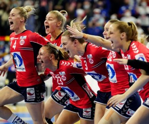 epa09650724 Norway players celebrate winning the 25th IHF Women's World Championship handball gold medal match between France and Norway held in Granollers, Barcelona, Spain, 19 December 2021.  EPA/Enric Fontcuberta