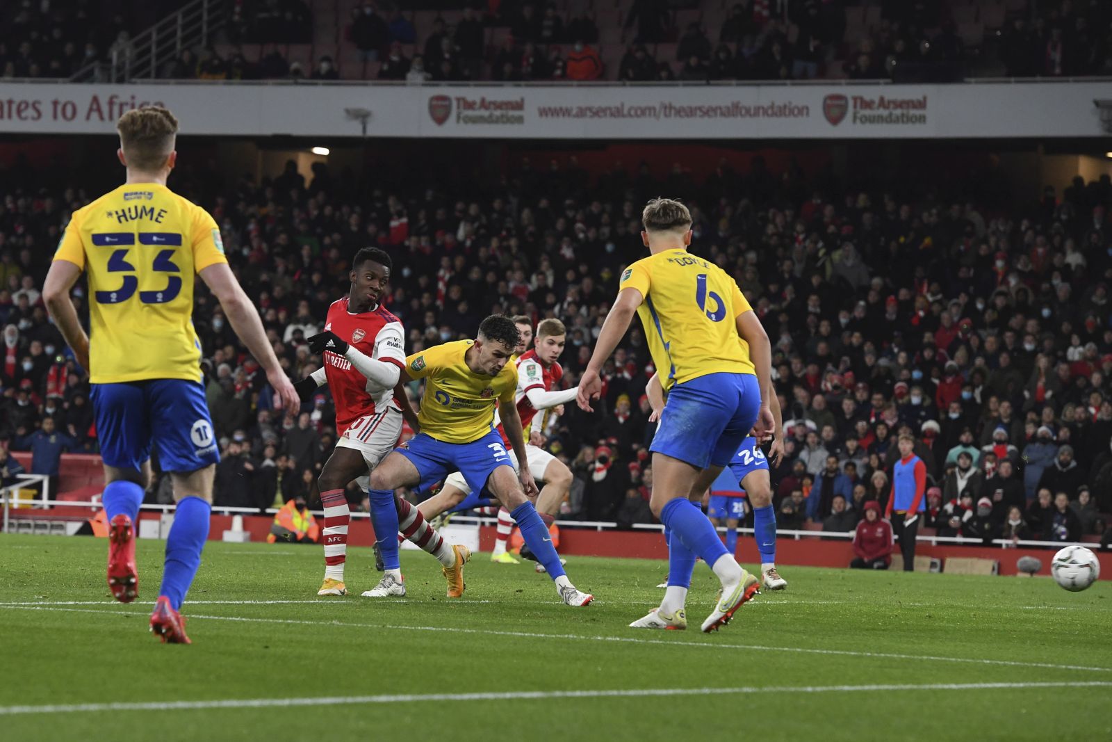 epa09653092 Arsenal's Edward Nketiah (2-L) scores the 4-1 goal during the English Carabao Cup quarter final between Arsenal FC and Sunderland AFC in London, Britain, 21 December 2021.  EPA/Facundo Arrizabalaga EDITORIAL USE ONLY. No use with unauthorized audio, video, data, fixture lists, club/league logos or 'live' services. Online in-match use limited to 120 images, no video emulation. No use in betting, games or single club/league/player publications